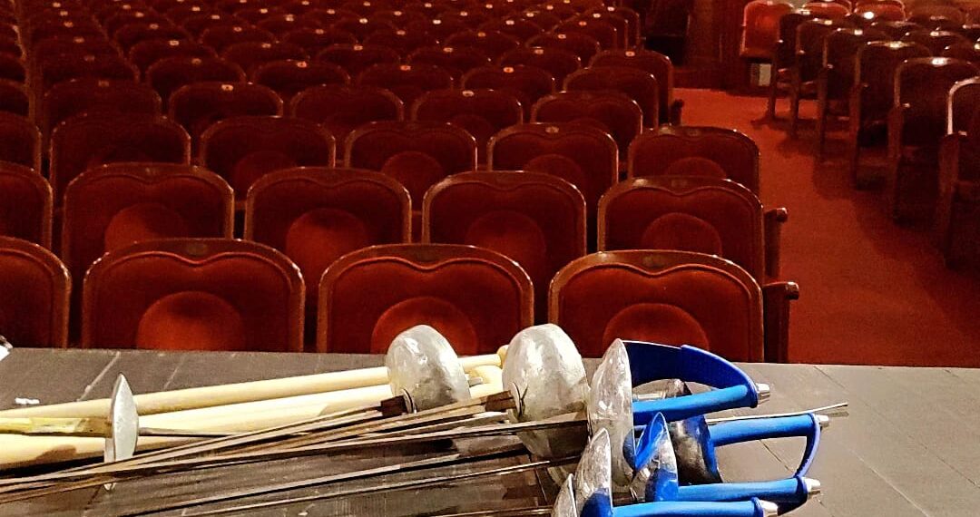 Actorii orădeni distribuiți în premiera Cyrano de Bergerac au luat lecții de scrimă