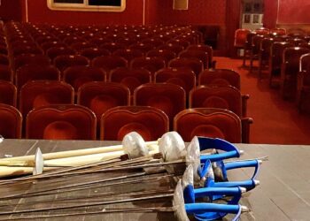 Actorii orădeni distribuiți în premiera Cyrano de Bergerac au luat lecții de scrimă