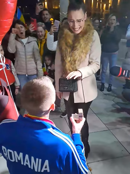 Nu va uita niciodată momentul.Iubita Ghetei de Aur de la Mondialele din Emirate a plâns în hohote, aseară, în Piața Unirii