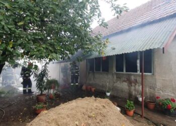 Un bărbat a refuzat să iasă din casa cuprinsă de flăcări. A ajuns la spital