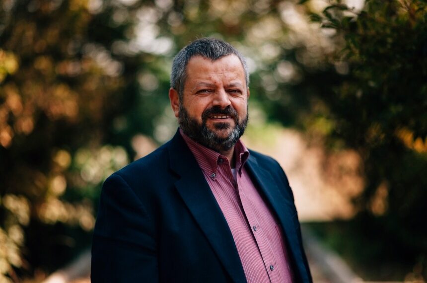 Profesorul Marius Cruceru, operat de urgență pe inimă. ”De când mi-a făcut inima fibrilații, am devenit mai simțitor un pic, am căpătat un pic de … inimă. Îmi fac planuri pentru felul în care îmi voi petrece eternitatea.” Universitarii chemați la rugăciune