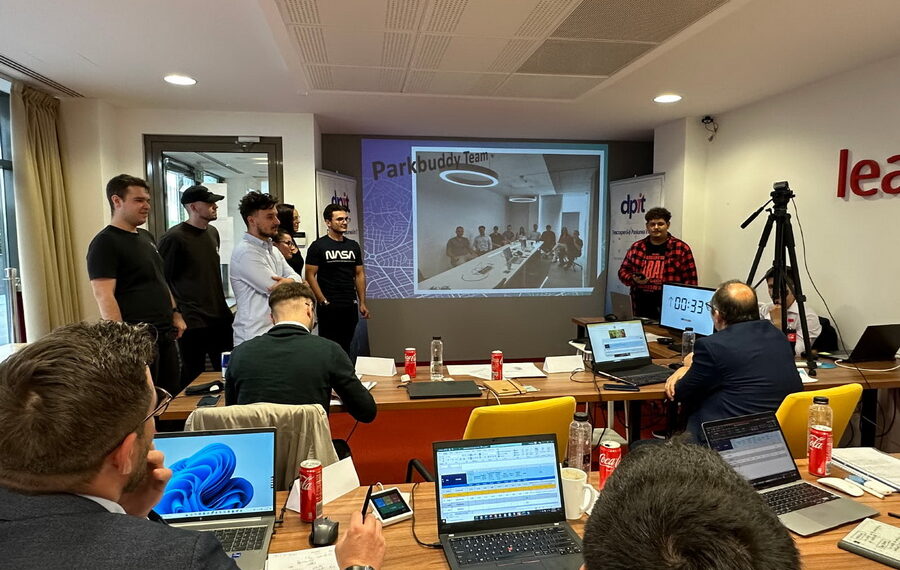 Studenții orădeni au soluție pentru criza locurilor de parcare: o aplicație cu care poți să-ți rezervi loc de parcare în curțile celor care stau în zonele centrale, pe bulevardele aglomerate