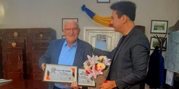 48 de ani la catedră în care nu a lipsit o oră de la școală. Cuplul de profesori Vasile și Doina Haș, premiul Pro Civitas din partea Primăriei Salonta