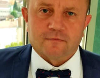 Procurorul orădean Liviu Lascu de la Parchetul Militar al Tribunalului Militar Cluj, judecat de IJ pentru activități cu caracter politic. Distribuirea articolului „Iresponsabilitatea lui Klaus Iohannis. Si de ce nu e Bolojan premier”, printre capetele de acuzare