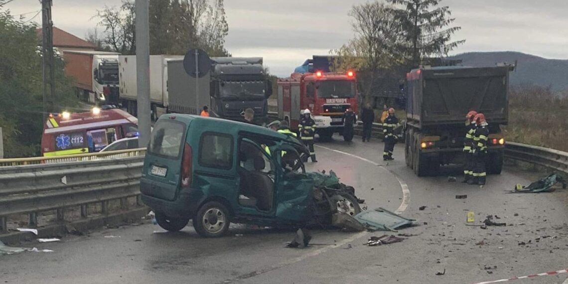 O femeie de 50 de ani din Budureasa, proiectată pe asfalt într-un accident la Petrileni