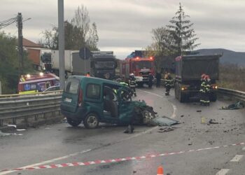 O femeie de 50 de ani din Budureasa, proiectată pe asfalt într-un accident la Petrileni