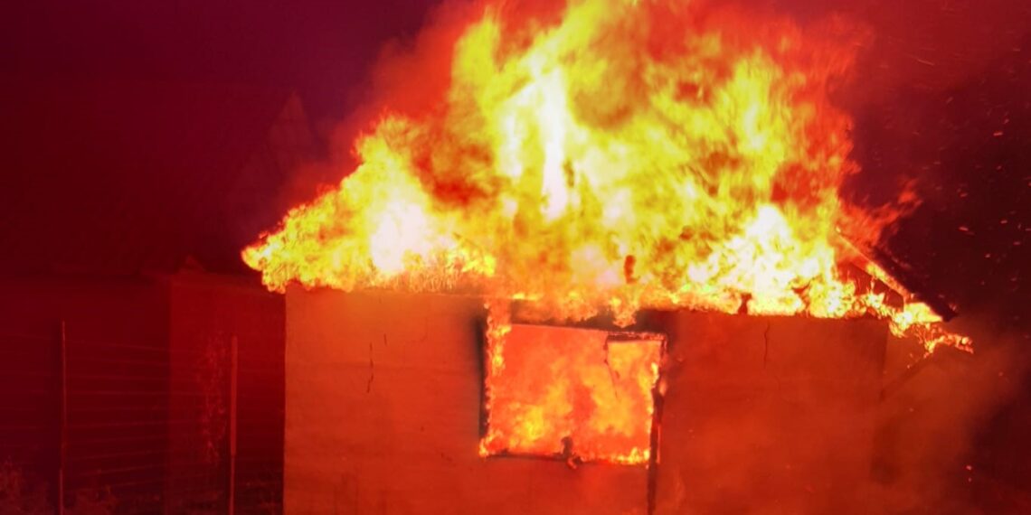 Bunica și fetița de 6 ani autoevacuate pe geam, în toiul nopții, din flăcări