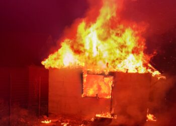 Bunica și fetița de 6 ani autoevacuate pe geam, în toiul nopții, din flăcări