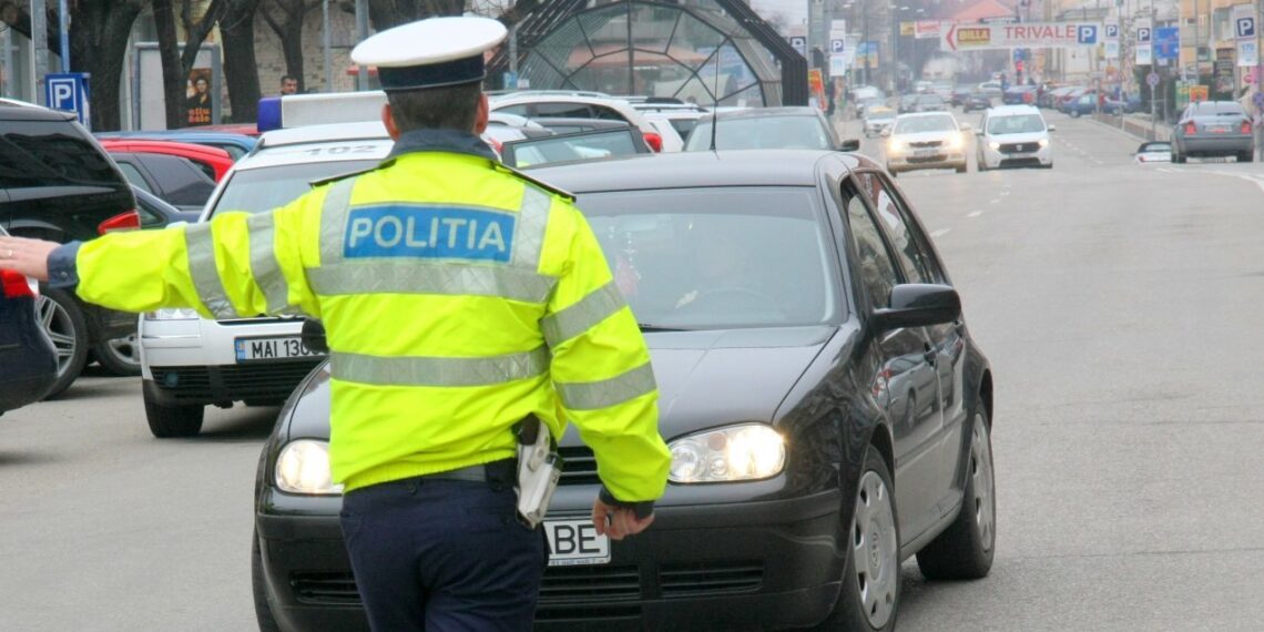 Un tânăr de 24 de ani și-a abandonat mașina și a fugit cu polițiștii pe urme prin Ștei. Ce motiv avea