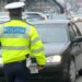 Un tânăr de 24 de ani și-a abandonat mașina și a fugit cu polițiștii pe urme prin Ștei. Ce motiv avea