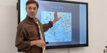 Profesorul care a fascinat studenții orădeni distrugând mituri. „Am să distrug o poveste de dragoste faimoasă”