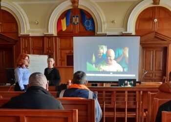 La tribunal, ca la cinema. Protagoniști ai unor accidente rutiere vizionează filme în sala de judecată