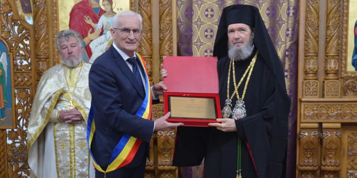 Episcopul Sofronie a devenit cetățean de onoare la Ștei. Cine sunt celebritățile care se mai bucură de acest statut