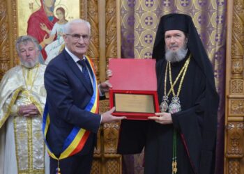 Episcopul Sofronie a devenit cetățean de onoare la Ștei. Cine sunt celebritățile care se mai bucură de acest statut