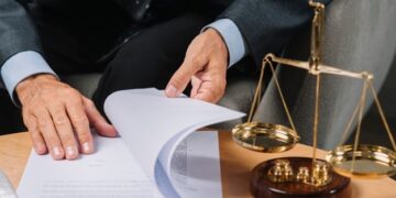 Privare nelegală de libertate: dezincriminarea faptei penale, admiterea contestației la executare, acțiune în despăgubiri | Jurisprudență ÎCCJ