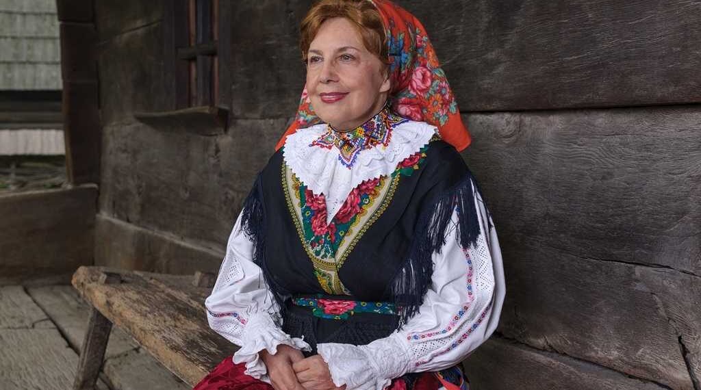 Artista care a ieșit pentru prima oară în fața publicului, la 16 ani, pe scena casei de cultură din Ștei prezintă ” Cântecul dorului nesfârșit ”