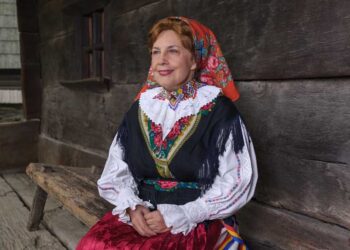 Artista care a ieșit pentru prima oară în fața publicului, la 16 ani, pe scena casei de cultură din Ștei prezintă ” Cântecul dorului nesfârșit ”