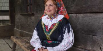 Artista care a ieșit pentru prima oară în fața publicului, la 16 ani, pe scena casei de cultură din Ștei prezintă ” Cântecul dorului nesfârșit ”