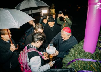 Au aprins prima lumânare de Advent pe coroana din fața Catedralei romano-catolice. O invitație de a încerca să ieși din întuneric, de a privi dincolo de epoca războaielor, urii și tensiunii care domină lumea