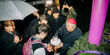 Au aprins prima lumânare de Advent pe coroana din fața Catedralei romano-catolice. O invitație de a încerca să ieși din întuneric, de a privi dincolo de epoca războaielor, urii și tensiunii care domină lumea