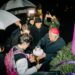 Au aprins prima lumânare de Advent pe coroana din fața Catedralei romano-catolice. O invitație de a încerca să ieși din întuneric, de a privi dincolo de epoca războaielor, urii și tensiunii care domină lumea