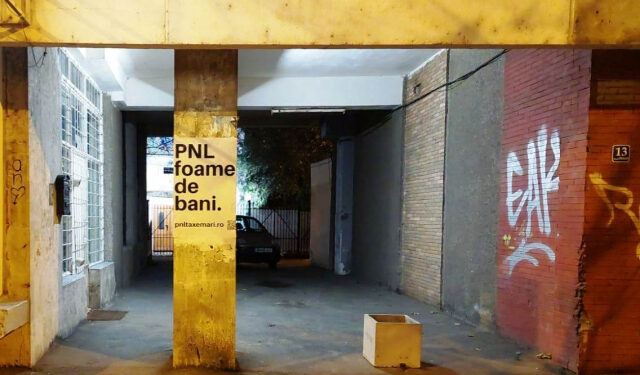 „PNL amendează adevărul„.USR, amendă pentru 30 de locații în care au fost lipite afișe cu înscrisurile „PNL mărește taxele”, „PNL foame de bani” sau „PNL, sluga PSD”