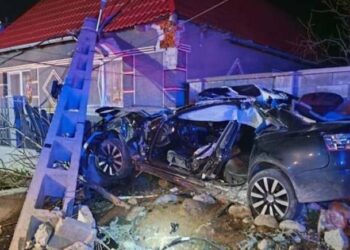 Un tânăr de 24 de ani a intrat cu mașina într-un stâlp de electricitate și apoi în gardul unei case