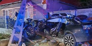 Un tânăr de 24 de ani a intrat cu mașina într-un  stâlp de electricitate și  apoi în gardul unei case