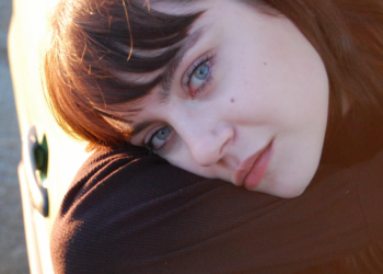 ”Doamne, a scris fata asta o carte superbă. De mult nu am mai citit o poezie care să-mi placă atât de mult: atât de matură, de profundă, de fucking sexy. Perfectă”