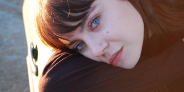 ”Doamne, a scris fata asta o carte superbă. De mult nu am mai citit o poezie care să-mi placă atât de mult: atât de matură, de profundă, de fucking sexy. Perfectă”