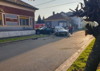 O mașină a intrat într-o casă din apropierea centrului Oradiei