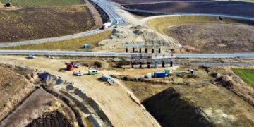 Autostrăzi construite cu „roboți”. Tehnologiile specifice de machine control în proiectele de la Oradea și Chețani