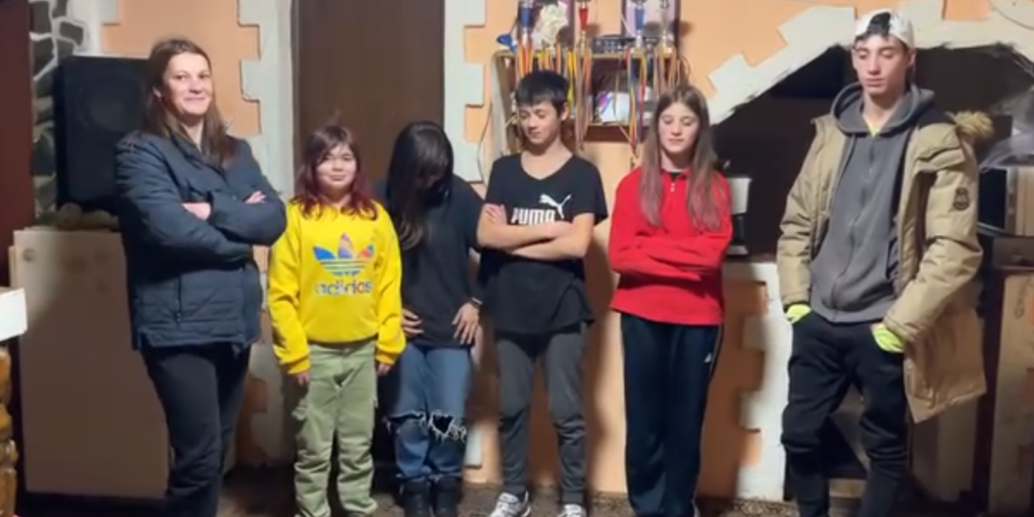 O familie cu 5 copii olimpici din Băița a rămas fără curent. Dorința lor e ca Moș Crăciun să le aducă lumină în casă