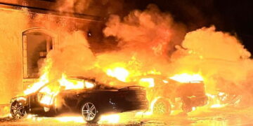 Incendiatorii care au dat foc la 3 mașini și la o patiserie din Ștei au vrut să meragă în arest la domiciliu de sărbători. Ce au decis judecătorii din Beiuș