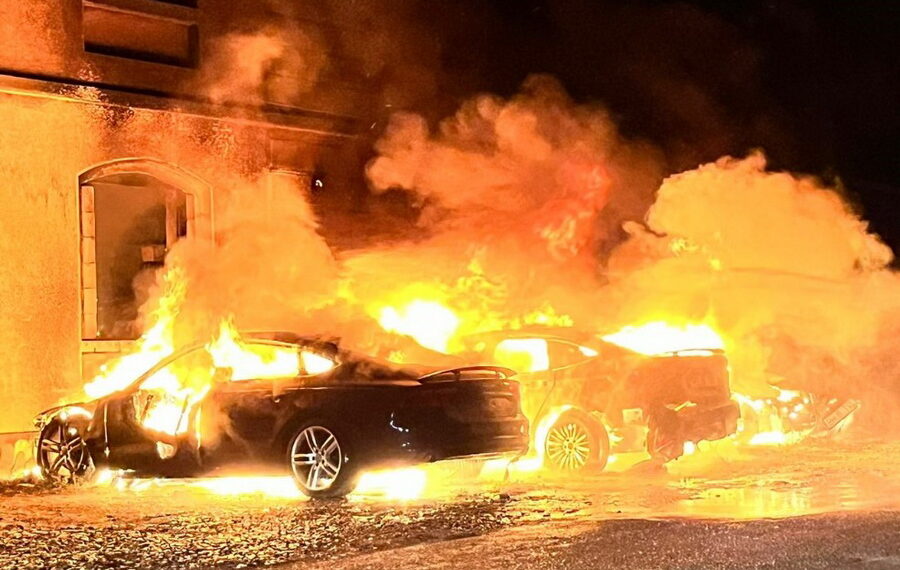 Incendiatorii care au dat foc la 3 mașini și la o patiserie din Ștei au vrut să meragă în arest la domiciliu de sărbători. Ce au decis judecătorii din Beiuș