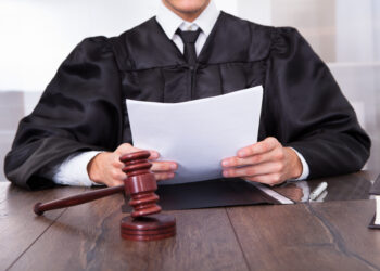 Patru judecători amenințați de un bărbat. A spus îi va judeca el pe judecători şi pe familiile lor