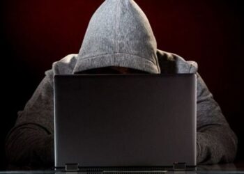 Cei trei bărbați care ar fi determinat un copil de 15 ani să întrețină relații sexuale cu un bărbat, în scop de șantaj, rămân după gratii