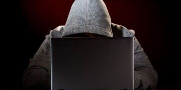 Cei trei bărbați care ar fi determinat un copil de 15 ani să întrețină relații sexuale cu un bărbat, în scop de șantaj, rămân după gratii