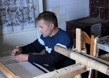 Sorin Todică, ultimul țesător din Lelești, și-a ținut pasiunea secretă. Face traiste simbol și colaborează cu designeri și branduri din România și din străinătate