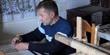 Sorin Todică, ultimul țesător din Lelești, și-a ținut pasiunea secretă. Face traiste simbol și colaborează cu designeri și branduri din România și din străinătate