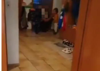 Copil de 2 ani ținut de părinți ore întregi pe dulap, bătut, gura umplută cu vată și l-au legat cu bandă adezivă să nu facă gălăgie