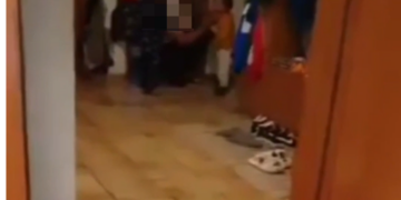 Copil de 2 ani ținut de părinți ore întregi pe dulap, bătut, gura umplută cu vată și l-au legat cu bandă adezivă să nu facă  gălăgie