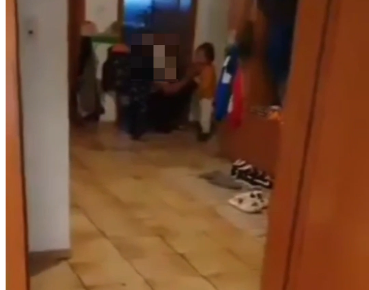 Copil de 2 ani ținut de părinți ore întregi pe dulap, bătut, gura umplută cu vată și l-au legat cu bandă adezivă să nu facă gălăgie