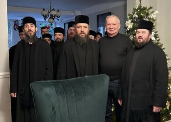 Arhimandritul Mihail Tărău, starețul Mănăstirii Izbuc, împreună cu un grup părinți și călugări, au colindat familia deputatului Ioan Mang