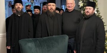 Arhimandritul Mihail Tărău, starețul Mănăstirii Izbuc, împreună cu un grup părinți și călugări, au colindat familia  deputatului Ioan Mang