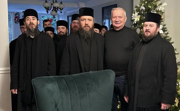 Arhimandritul Mihail Tărău, starețul Mănăstirii Izbuc, împreună cu un grup părinți și călugări, au colindat familia  deputatului Ioan Mang