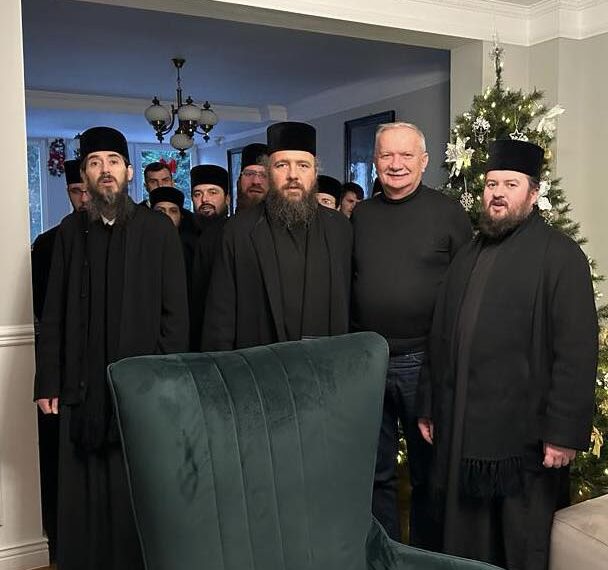 Arhimandritul Mihail Tărău, starețul Mănăstirii Izbuc, împreună cu un grup părinți și călugări, au colindat familia  deputatului Ioan Mang