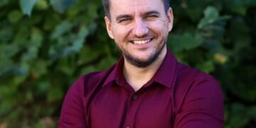 Inginerul care e gata să mediteze gratis 100 de elevi de clasa a XII-a și să-i aducă de la nota 5 la  9 la BAC