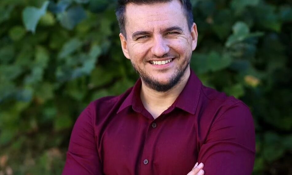 Inginerul care e gata să mediteze gratis 100 de elevi de clasa a XII-a și să-i aducă de la nota 5 la 9 la BAC