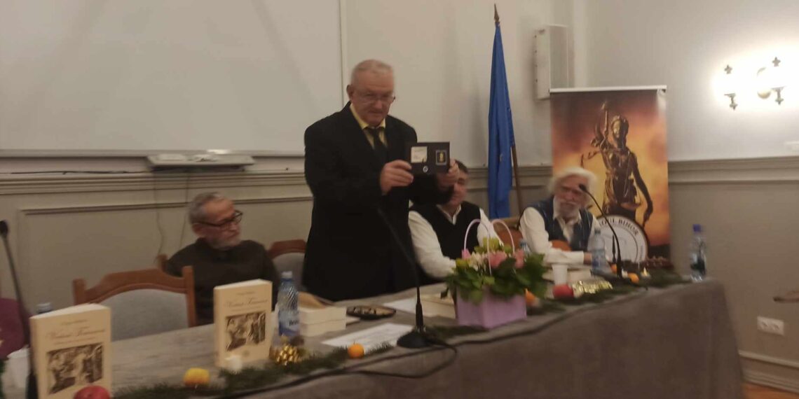 Aur de la cenaclul Baroului Bihor. Poetul Ioan Moldovan a jucat fotbal la „U” Cluj, a lucrat la o fabrică de bomboane, a intrat primul la Filologie la UBB după un eșec, visa să fie regizor de film